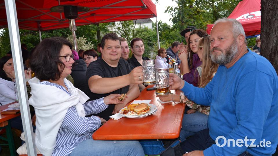 Ein Prosit der Gemütlichkeit heißt es an vielen Tischen. Bild: gi