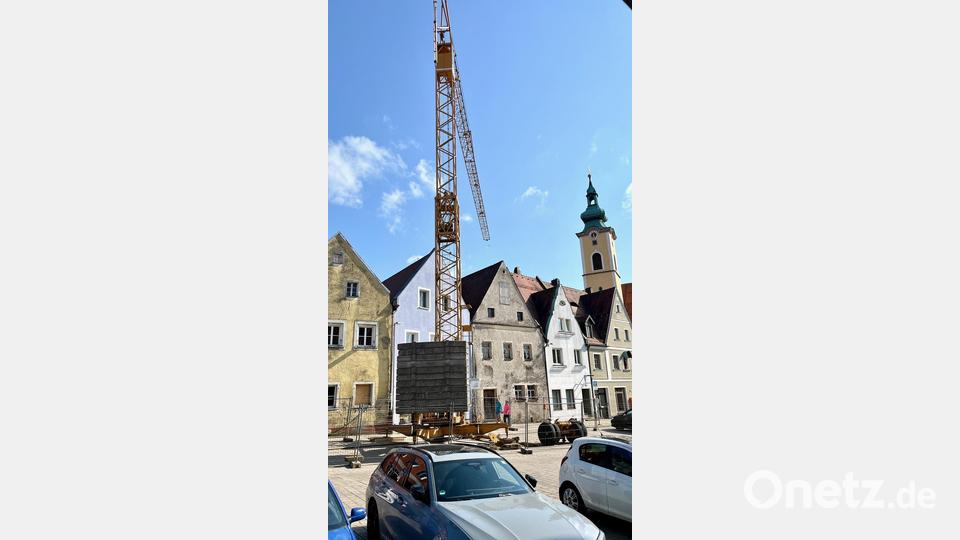 Die Sanierung des denkmalgeschützten Hauses am Stadtplatz 22 in Neustadt hat begonnen. Bild: Gabi Schönberger