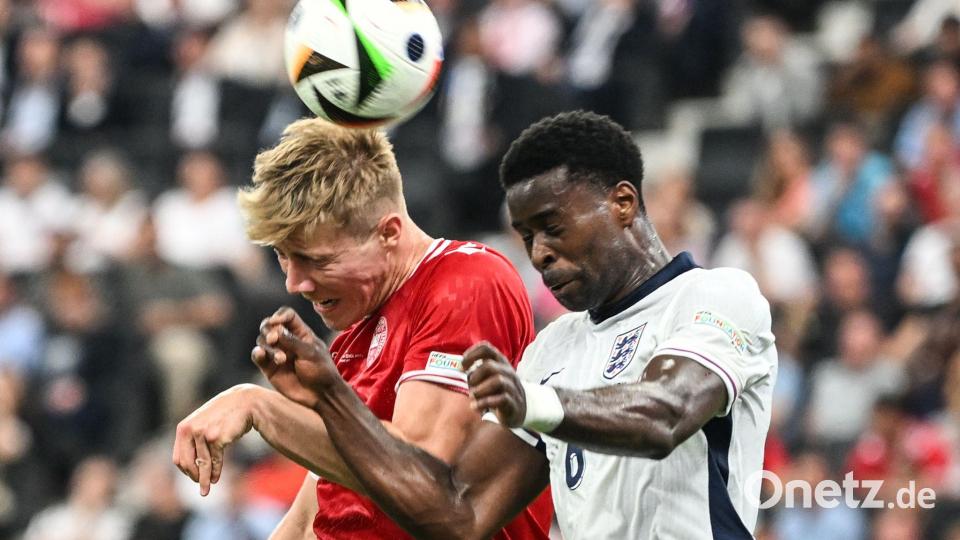 Dänemarks Rasmus Höjlund (l) und Englands Marc Guehi liefern sich ein Kopfballduell. Bild: Swen Pförtner/dpa