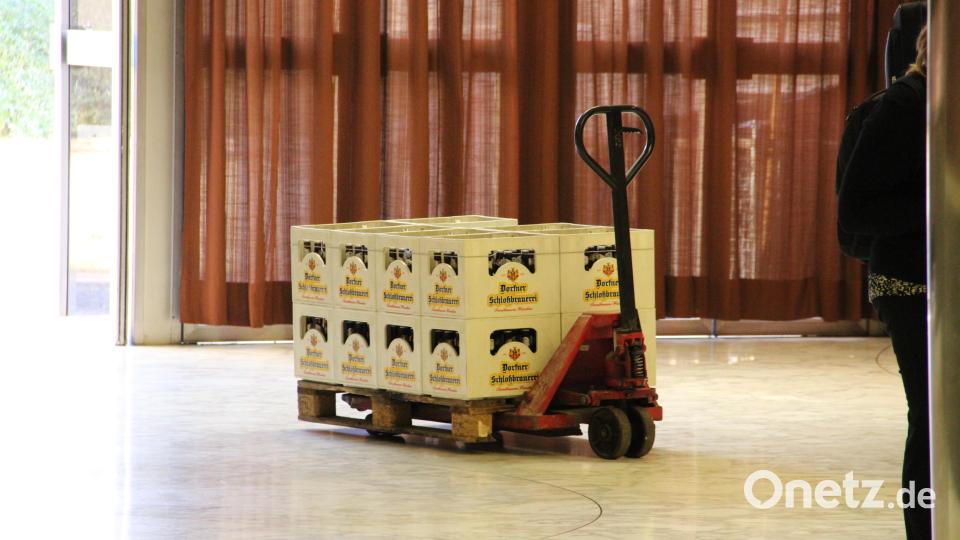 Ungewöhnliche Lieferung für die päpstliche Audienzhalle: Mitarbeiter des Vatikans brachten Bierkästen aus Hirschau und Freudenberg in das Gebäude. Das Bier war extra für die Feier per Lastwagen angeliefert worden. Bild: upl