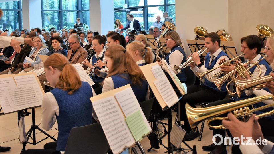 Als erstes musikalisches Highlight umrahmen die Hahnbacher Marktbläser unter der Leitung von Benno Englhart die Eröffnungsfeier. Bild: rgr