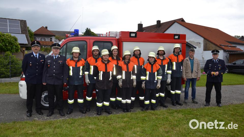 Die Feuerwehrkräfte freuen sich über die bestandene Leistungsprüfung. Dazu gratulieren Kommandant Georg Rauch aus Eslarn, die beiden Kreisbrandmeister Matthias Schmidt (von links) und Thomas Kleber sowie Zweiter Bürgermeister Bernhard Rom (von rechts). Bild: gi/exb