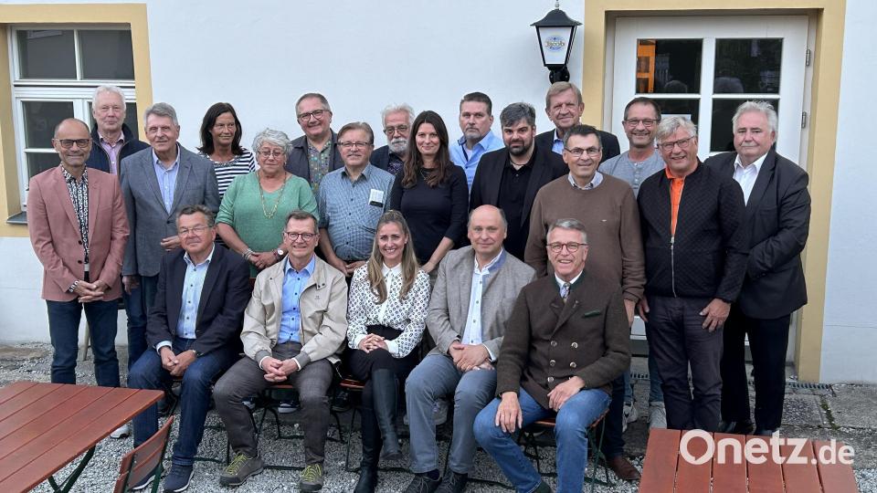 Neu gewählte und motiviert ist die Führungsmannschaft des Stadtmarketingvereins. Das Bild zeigt die Mitglieder des Vorstandes und Vertreter der Stadt Tirschenreuth: (sitzend von links) Maximilian Schön, Helmut Wolfrum, Janka Hannemann-Mathes, Johannes Möstl, Franz Stahl, (stehend von links), Alfred Scheidler, Karl Gehret, Karl Jäger, Doris Schön, Heidi Körner, Gunar Prauschke, Konrad Schedl, Jakob Schröder, Stefanie Süß, Rudolf Kreuzer, Stefan Meyer, Norbert Schuller, Paulus Mehler, Harald Siegert, Konrad Zant und Peter Gold. Bild: Stefanie Süß/exb