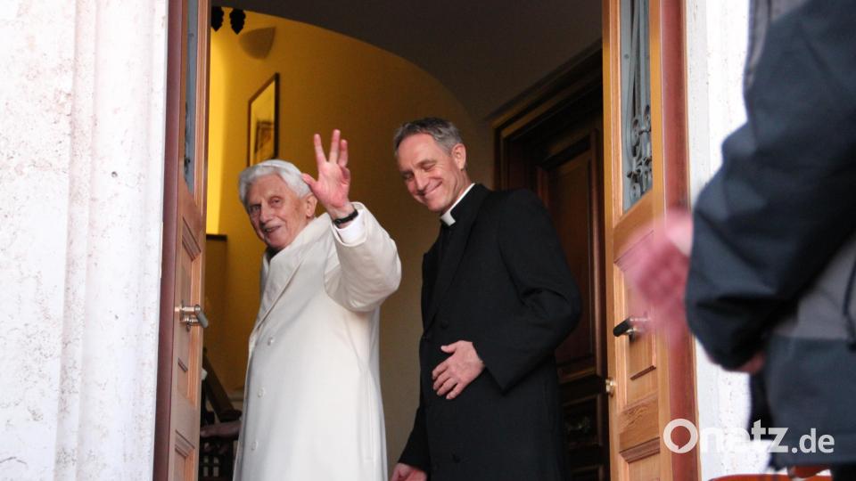 Der emeritierte Papst Benedikt XVI., als er die Stufen hinauf zu seiner Haustür überwunden hatte. Bernhard Wiesgickl aus Massenricht hatte ihn geführt. Rechts im Bild sind seine Hände zu sehen. Bild: upl