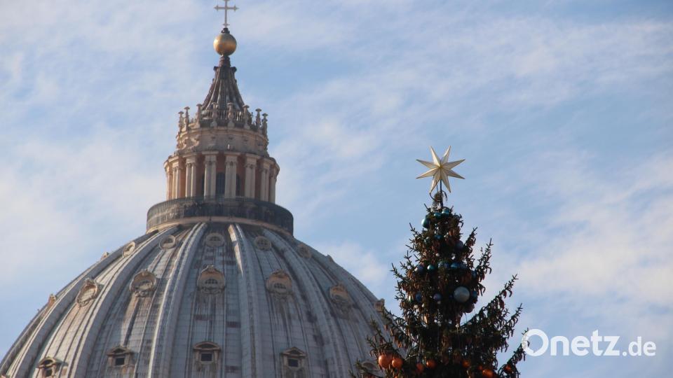 Weihnachtliches Duo: Der Gipfel des Oberpfälzer Weihnachtsbaumes und die Kuppel des Petersdomes. Bild: upl