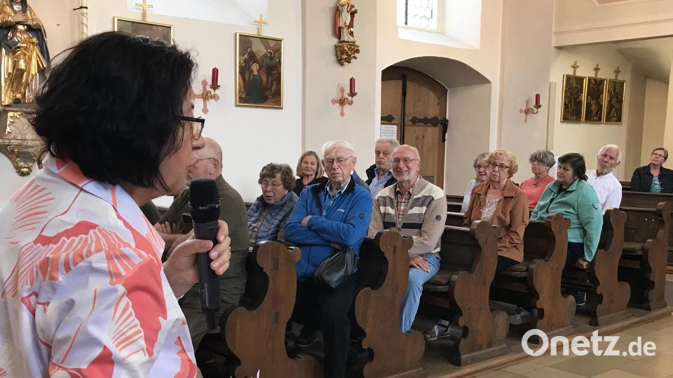 Elke Kotzbauer informierte eingehend in der St. Ägidiuskirche in Aschach. Bild: mma