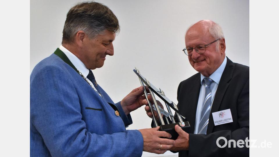Volker Liedtke, der Präsident des Oberpfälzer Kulturbunds (rechts), überreicht die Stele des Nordgautags an Bürgermeister Edgar Knobloch (links). Bild: rgr