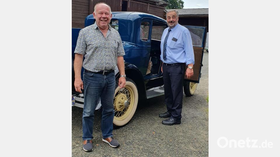 Dieter Malzer holt den Jubilar, Bürgermeister Josef Beimler, schon früh am Morgen mit seinem 94 Jahre alten Ford A in Woppenrieth ab. Bild: fvo