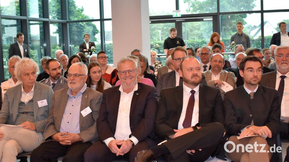 An der Eröffnung des 44. Bayerischen Nordgautages in Grafenwöhr nehmen viele deutsche und amerikanische Ehrengäste teil. Bild: rgr