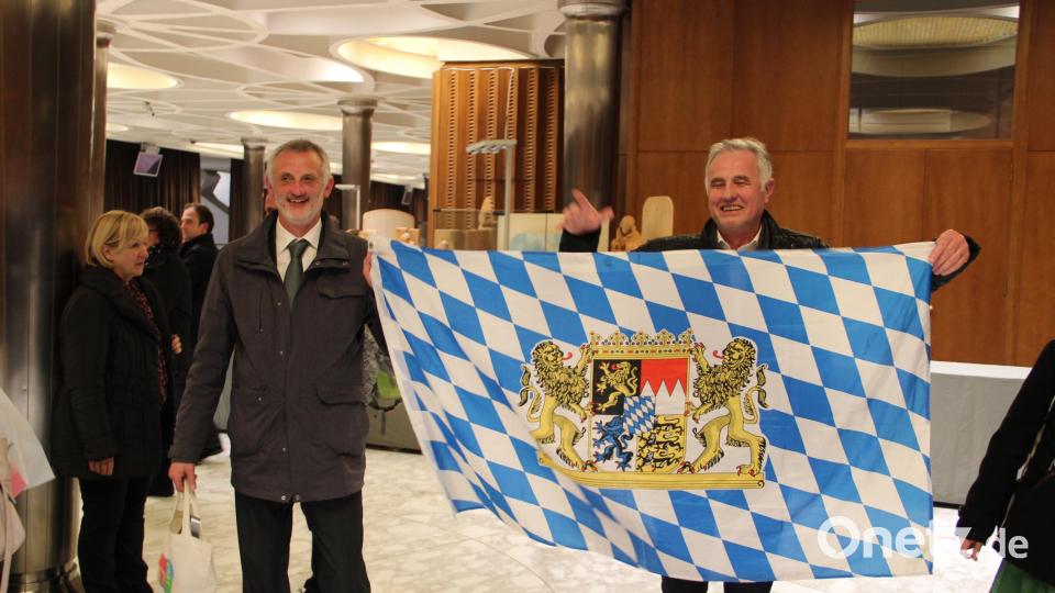 Bei Bier und bayerischer Brotzeit klangen die Feierlichkeiten zur Christbaum-Übergabe in Rom aus. Bild: upl
