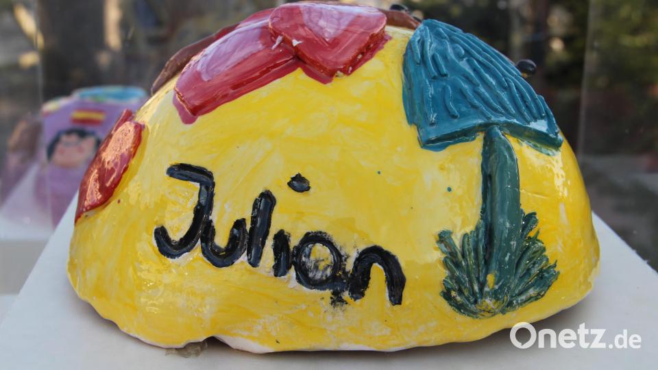 Die Christbaumkugeln wurden aus Ton gebrannt und später für eine Stiftung, die sich um kranke Kinder kümmert, versteigert. Bild: upl