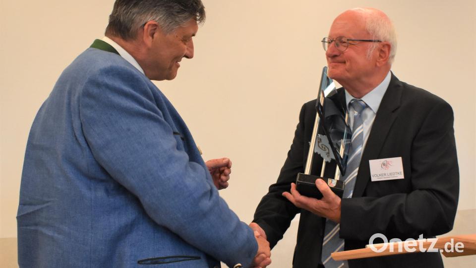Volker Liedtke, der Präsident des Oberpfälzer Kulturbunds (rechts), überreicht die Stele des Nordgautags an Grafenwöhrs Bürgermeister Edgar Knobloch (links). Bild: rgr