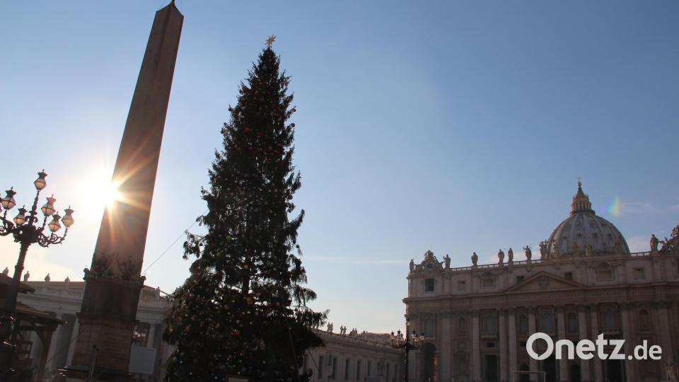 Viele Besucher aus der ganzen Welt halten sich zur Weihnachtszeit in Rom auf. Die Frage, woher der Baum kommt und wer ihn geschmückt hat, beschäftigt jedes Jahr aufs neue Einheimische wie Gäste. Bild: upl