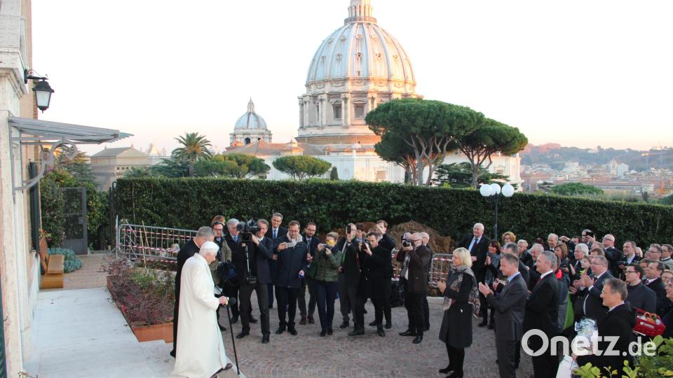 Einen der wenigen öffentlichen Auftritte widmete der emeritierte Papst Benedikt XVI. den Besuchern aus der Oberpfalz. Benedikt empfing die Gruppe vor seinem Alterssitz im Vatikanischen Garten. Bild: upl
