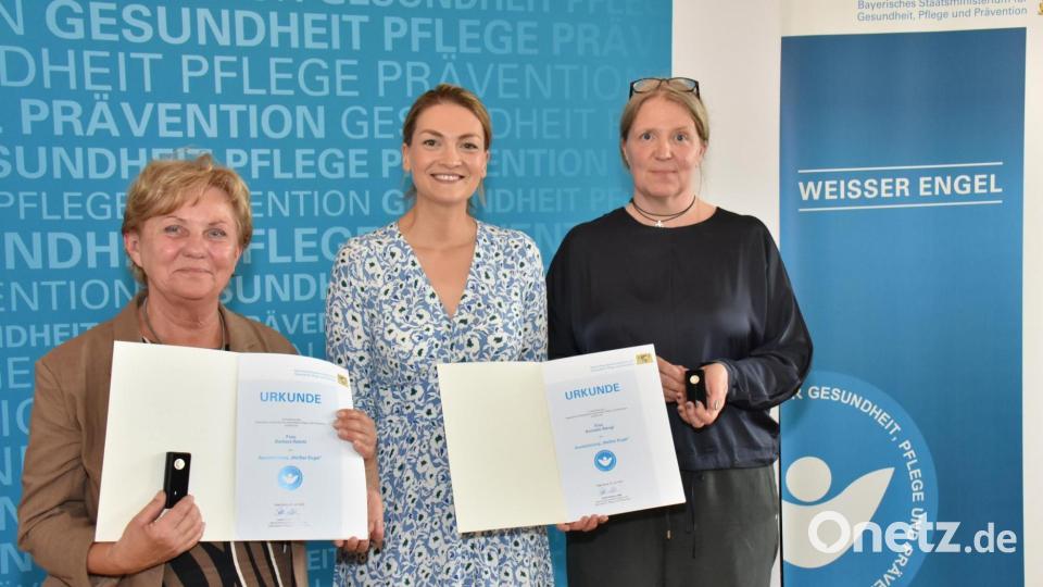 Auch Barbara Reichl (links) und Kornelia Stengl freuen sich über die Auszeichnung &quot;Weißer Engel&quot;. Bild: Bayerisches Staatsministerium für Gesundheit, Pflege und Prävention/exb