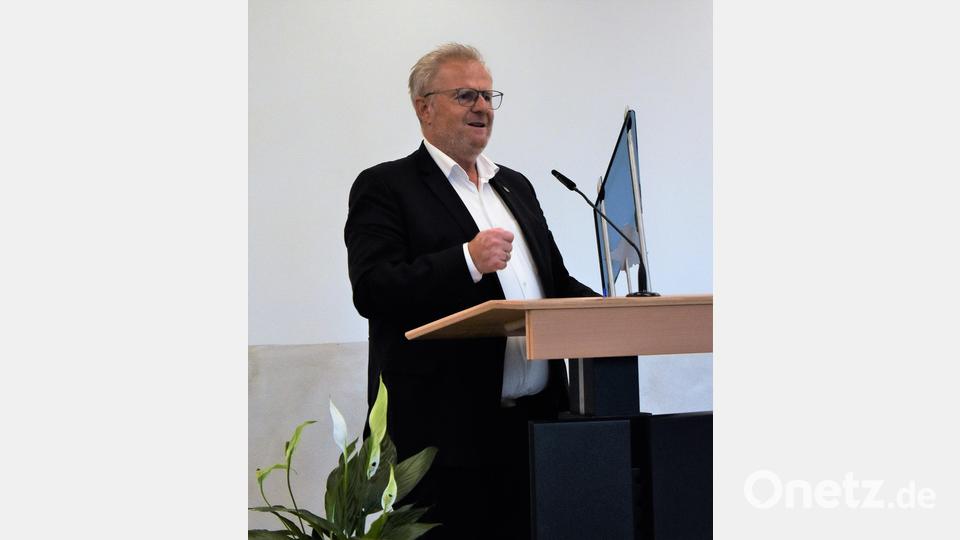 Schwandorfs Oberbürgermeister Andreas Feller spricht bei der Eröffnung des 44. Nordgautages in Grafenwöhr. Bild: rgr