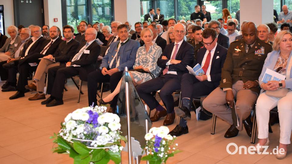 An der Eröffnung des 44. Bayerischen Nordgautages in Grafenwöhr nehmen viele deutsche und amerikanische Ehrengäste teil. Bild: rgr