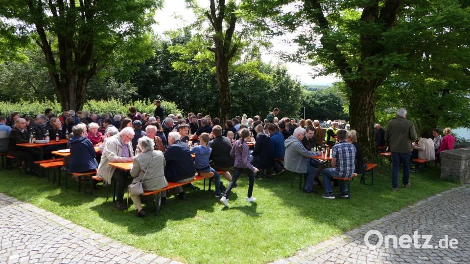 Darauf freuen sich die Kirchendemenreuther jedes Jahr::den ökumenischen Frühschoppen. Bild: ils/exb