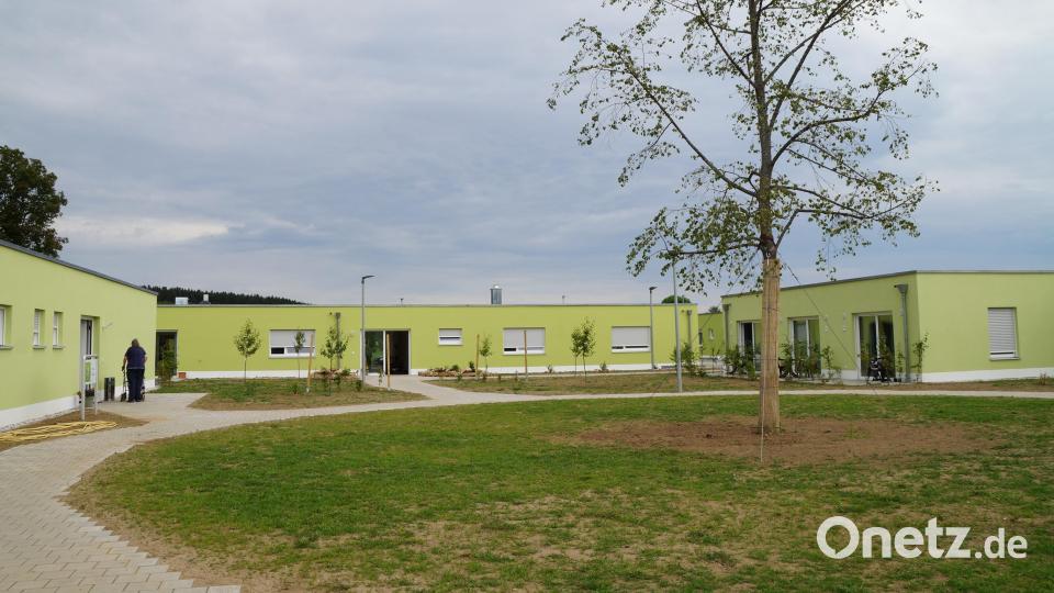 Um den Innenhof mit dem Lindenbaum als Zentrum sind die Bungalows angeordnet. Nach Baumarten sind auch die Wohngruppen der Bewohner benannt. Bild: wel