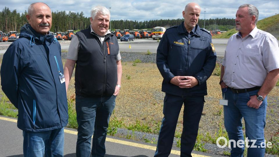 Schauten genau zu und diskutierten die einzelnen Situationen: Walter Landgraf (Kreisverkehrswacht), Ausbildungsleiter Josef Dill, Polizeichef Günther Burkhard und Werksleiter Dirk Pressgott (von links). Bild: jr