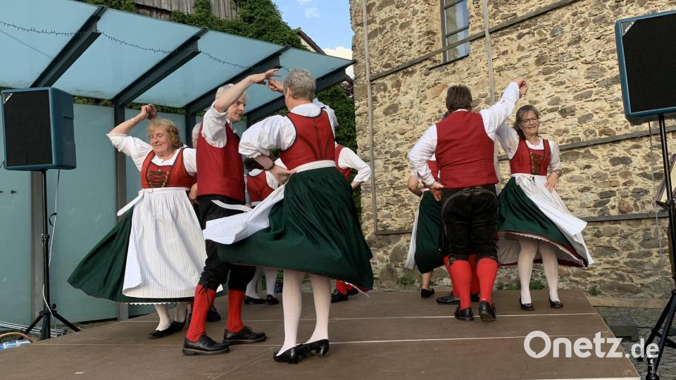 Viel Applaus erntet die Schönseer Volkstanzgruppe bei den Abendklängen am CeBB. Bild: Nicole Rochelt, Stadt Schönsee