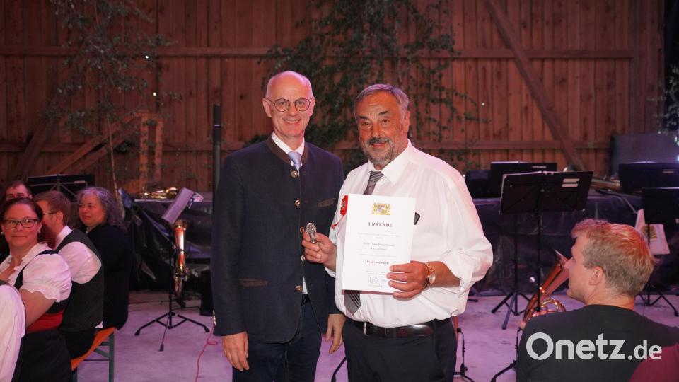 Walter Jonas, Regierungspräsident der Oberpfalz, zeichnet den Waldthurner Bürgermeister (rechts) mit dem &quot;Regensburger Regierungsengel&quot; aus. Bild: fvo