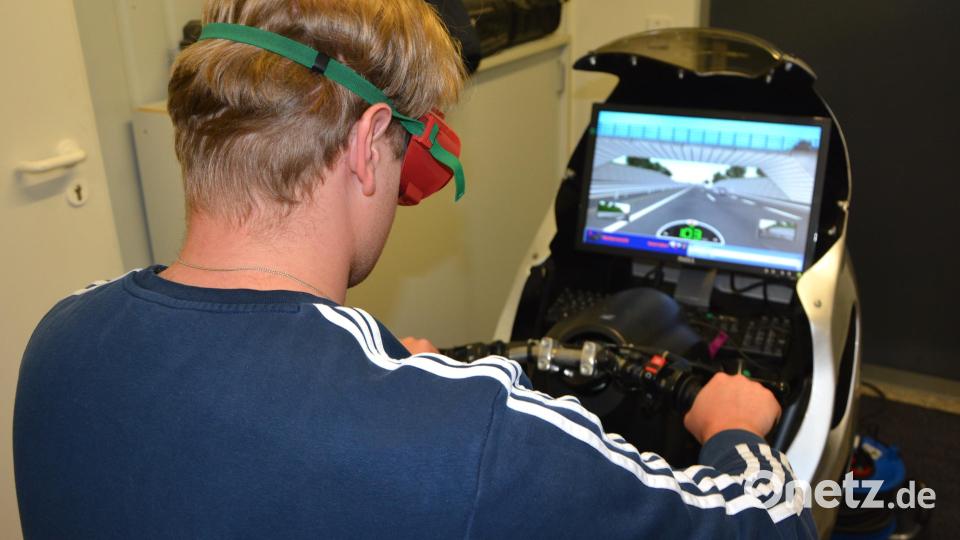 Am Motorradsimulator testeten die Auszubildenden ihr Fahrkönnen. Bild: jr