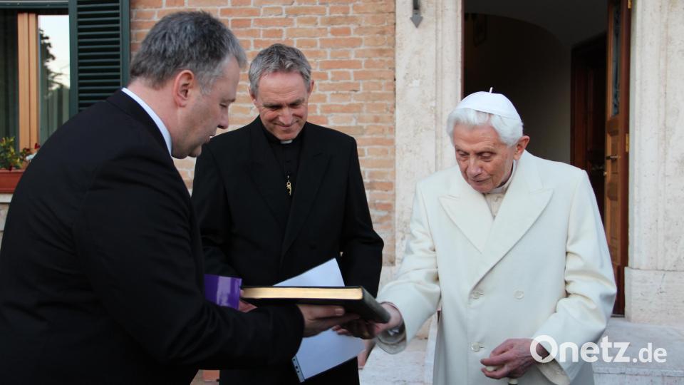 Landrat Richard Reisinger (links) überreichte Benedikt XVI. ein Geschenk des Landkreises. Bild: upl
