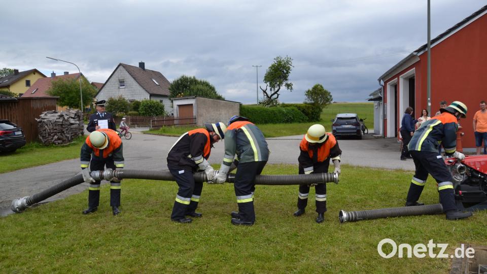 Die Feuerwehrleute bei der Prüfung in voller Aktion. Bild: Peter Garreiss
