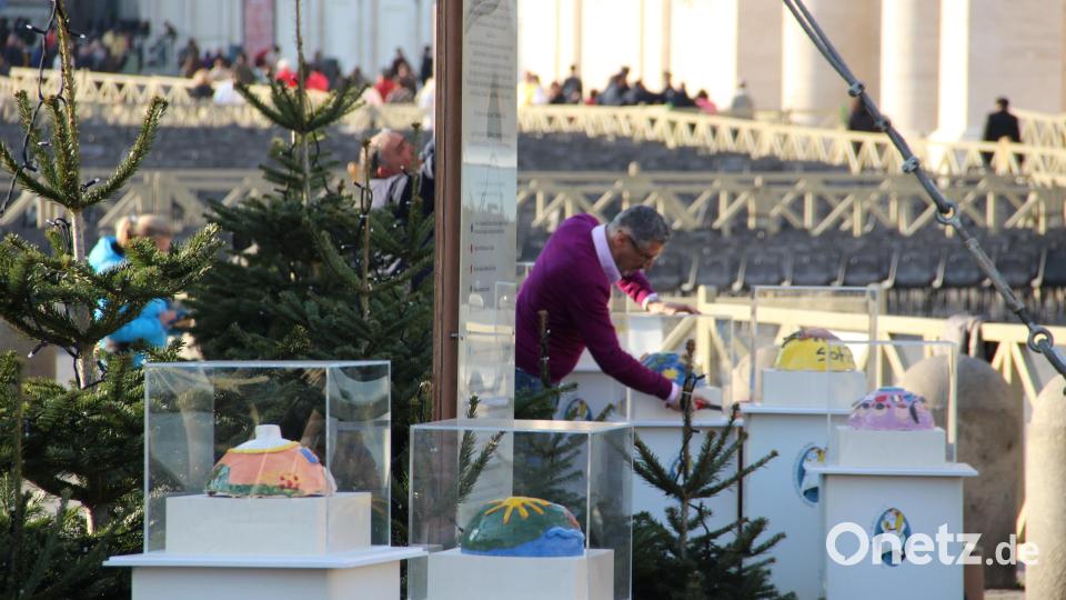Die Christbaum-Spende 2015 war mit einer ganz besonderen Aktion verbunden: Kinder aus italienischen Krankenhäusern fertigten den Baumschmuck. Bild: upl