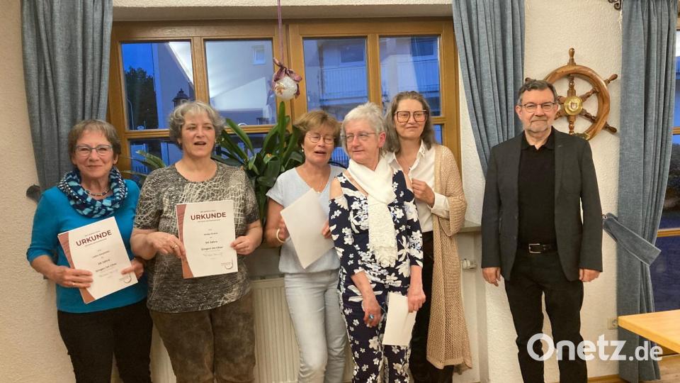 Die geehrten Chormitglieder. Von links: Lioba Steghöfer, Helga Kraus, Edeltraud Bodensteiner, Barbara Huber, Kerstin Homberg, Vizepräsidentin des FSV, Chorleiter Peter Pollinger. Bild: Hans Eckl/exb