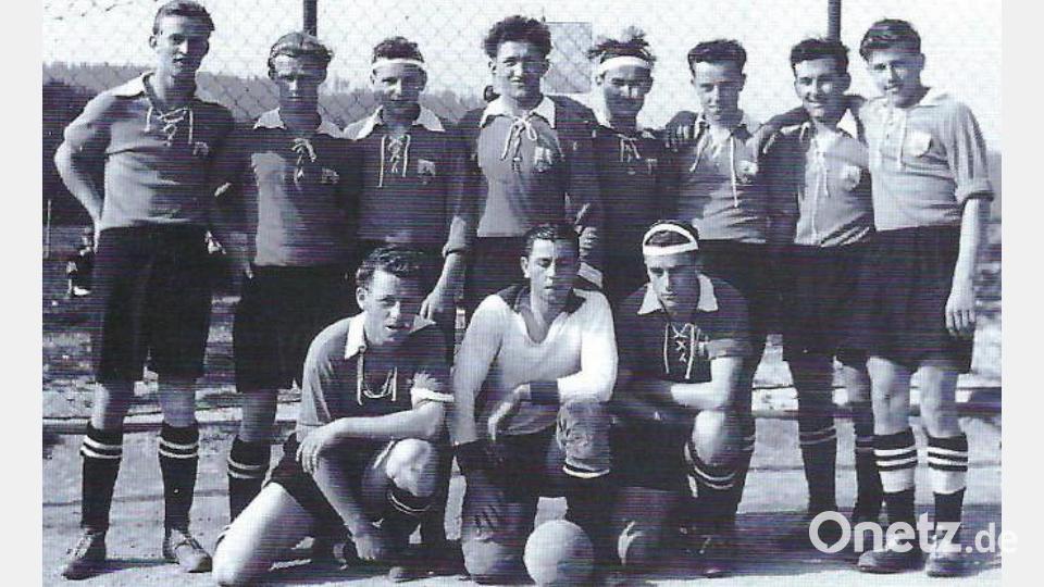 Das war die 1. Mannschaft des TSV Flossenbürg im Jahr 1953. Bild: exb/TSV Flossenbürg