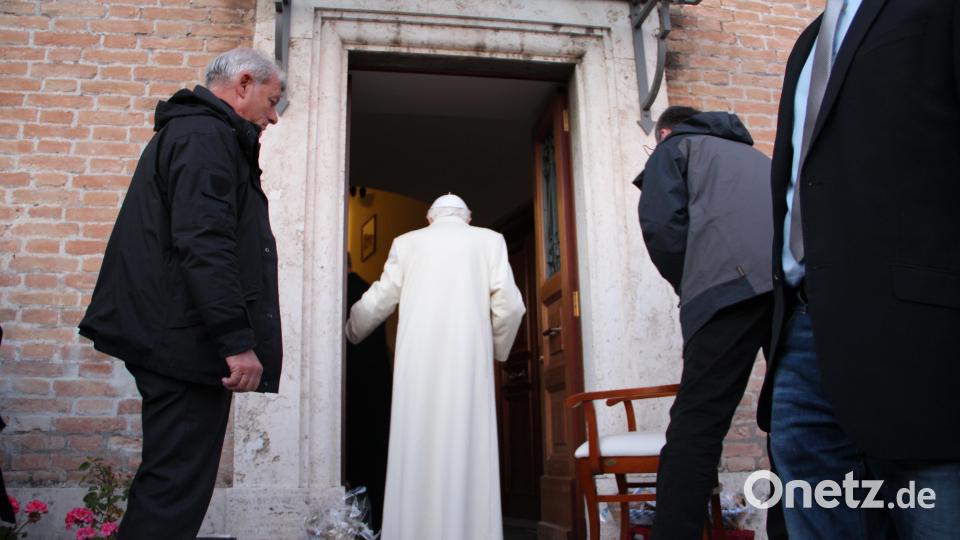 Nach etwa einer halben Stunde zog sich Benedikt XVI. in seine Privaträume zurück. Bild: upl