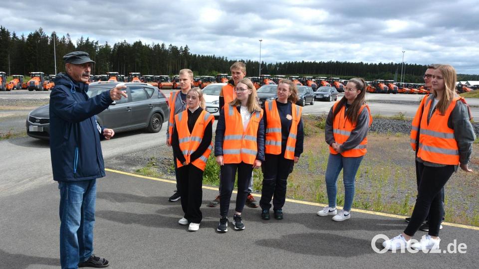 Walter Landgraf, Vorsitzender der Kreisverkehrswacht, weist die Hamm-Auszubildenden in die Übungen ein. Bild: jr