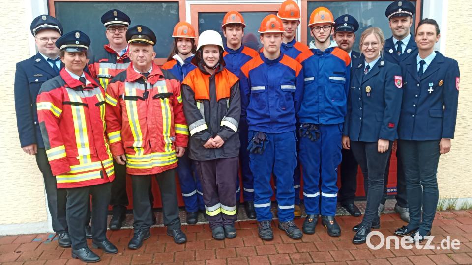 Die Feuerwehr-Jugend freut sich gemeinsam mit Ausbildern Schiedsrichtern und Gratulanten über die erfolgreich abgelegte Prüfung. Bild: sl