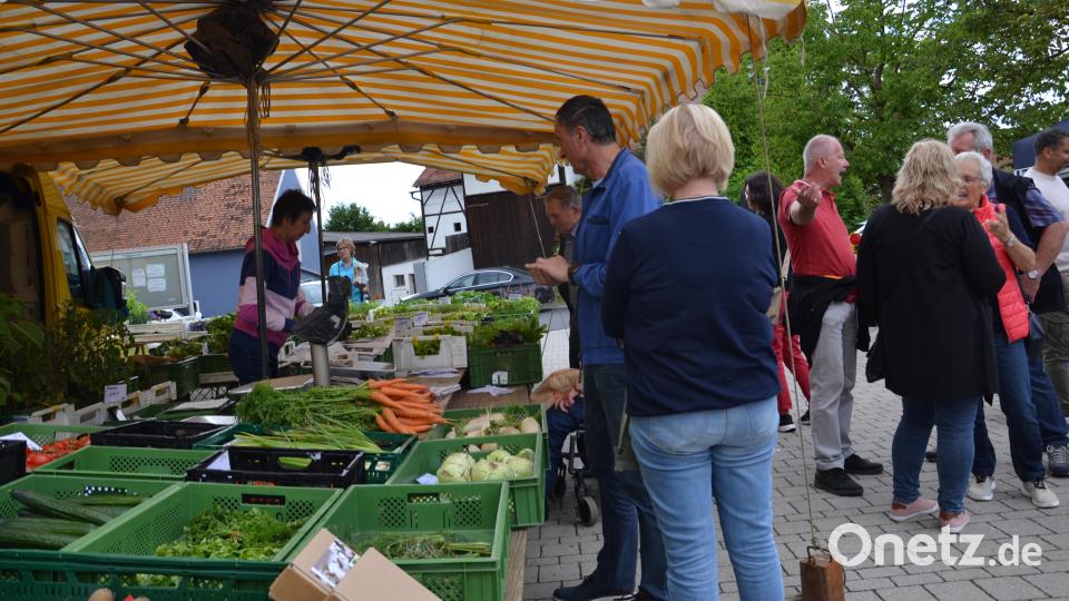 Gut angenommen wird der erste Regionalmarkt am Kirchplatz in Moosbach. Bild: gi