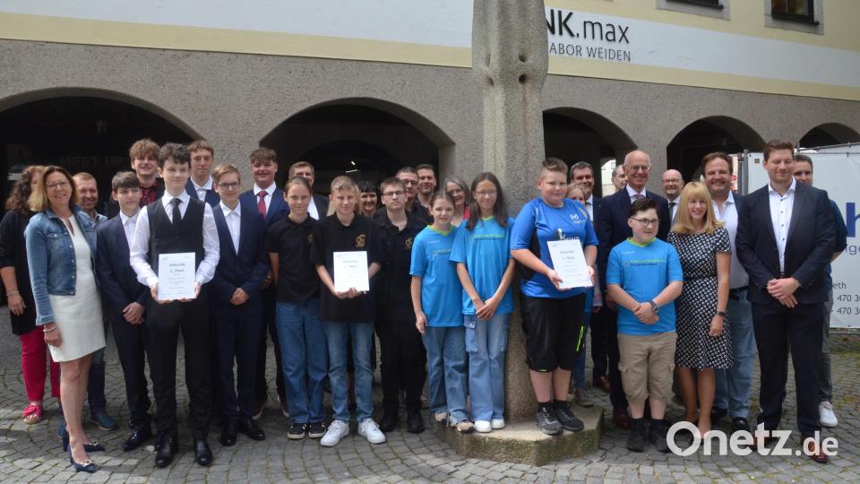 Die Preisträger im Wettbewerb &quot;MINT Sprint&quot; mit den Ehrengästen. Bild: Kunz