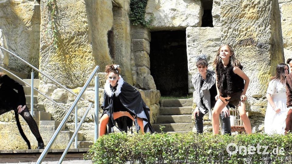 Kleine und große Schauspieler des Landestheaters Oberpfalz (LTO) zeigen eindrucksvoll die Geschichte des kleinen Mogli. Bild: rgr