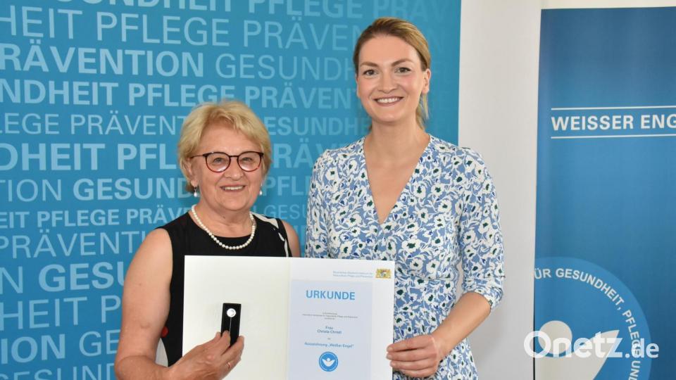 Christa Christl aus Weiden erhält von der Bayerischen Gesundheitsministerin Judith Gerlach die Auszeichnung &quot;Weißer Engel&quot;. Bild: Bayerisches Staatsministerium für Gesundheit, Pflege und Prävention/exb