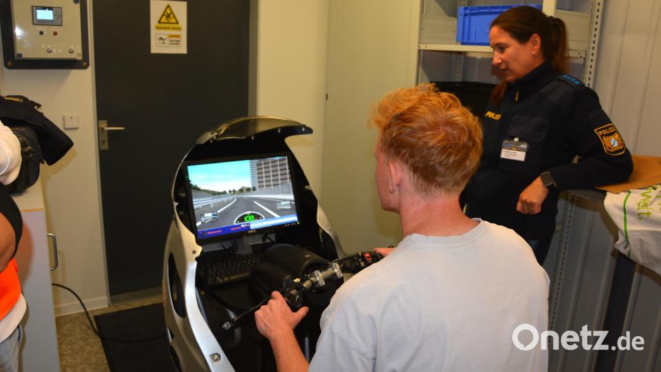 Am Motorradsimulator beobachtet Polizistin Ramona Weiß die Auszubildenden. Bild: jr
