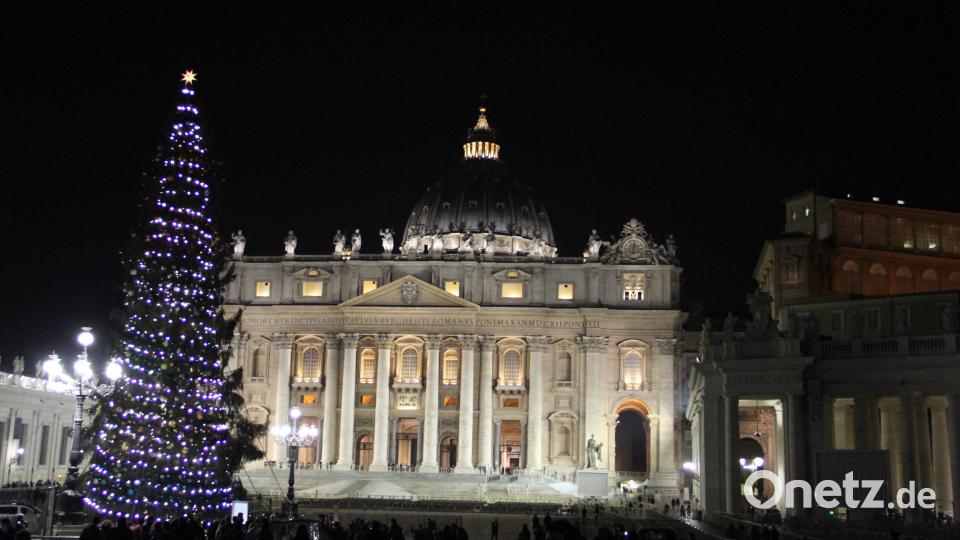 2015 spendeten die drei Nachbarkommunen Freudenberg, Hirschau und Schnaittenbach den Christbaum für den Petersplatz in Rom. Die feierliche Illumination und das Treffen mit dem emeritierten Papst Benedikt XVI. waren die Höhepunkte der Aktion. Bild: upl