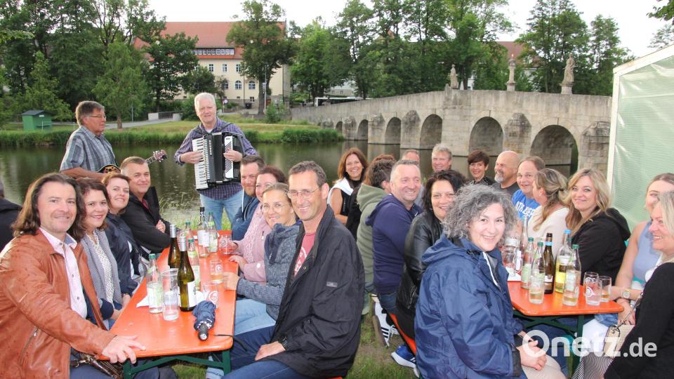 Hans und Reinhold (im Hintergrund) spielten beim &quot;Fischhof-Schoppen&quot; am Freitagabend in einer idyllischen Atmosphäre auf. Bild: kro