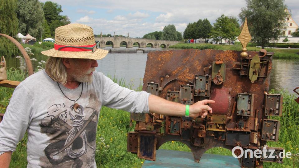 Künstler Bert Flor mit seiner Interpretation der Tirschenreuther Fischhofbrücke mit dem früheren Sommersitz der Waldsassener Äbte, dahinter das Original. Bild: kro