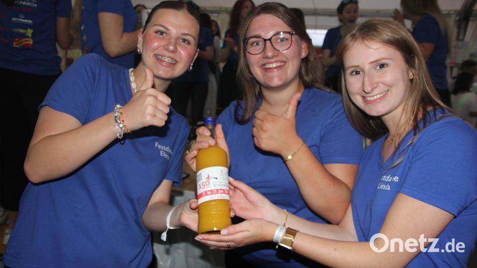 Lisa-Marie (Mitte) mit zwei weiten Festdamen und ihrem eigens kreierten &quot;Festdamen-Schnaps&quot;. Bild: kro