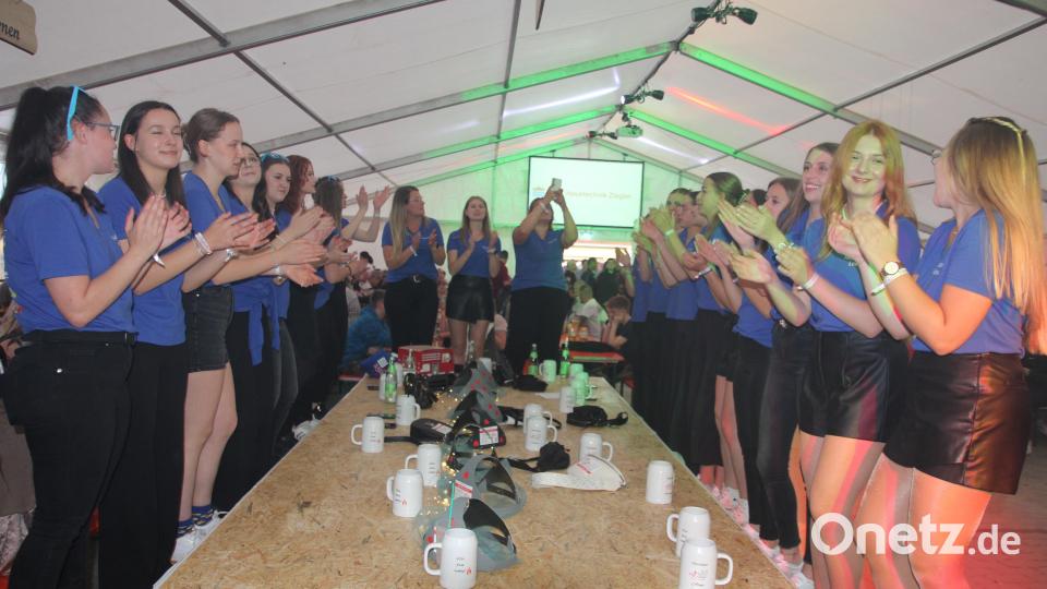 Am &quot;Festdamentisch&quot; herrschte von Beginn an eine tolle Party-Stimmung. Bild: kro