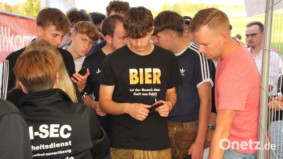Dichtes Gedränge gab es schon am Einlass zum Festplatz. Bild: kro