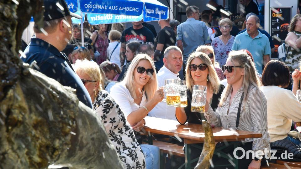 So lässt es sich leben: Amberg feiert bei optimalen äußeren Bedingungen sein 48. Altstadtfest. Bild: Petra Hartl