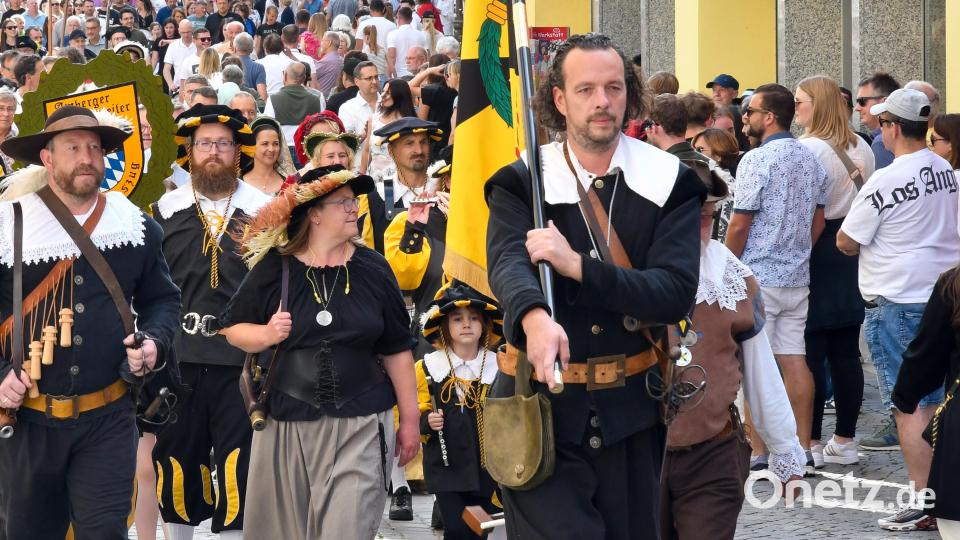 Der Festzug zog sich durch die Fußgängerzone – allen voran die Stadtwache und die Stadtpfeifer. Bild: Petra Hartl