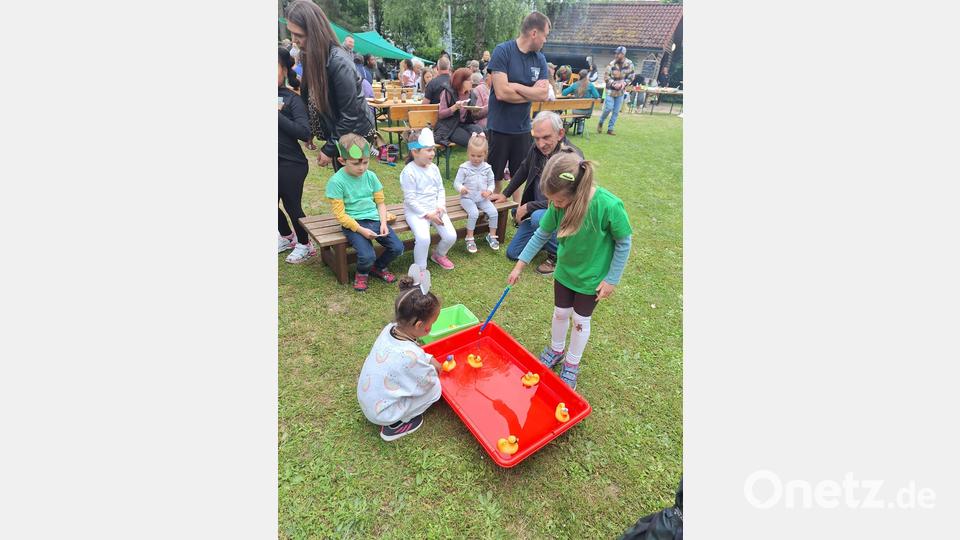 Viel Spaß hatten die Kinder bei den Spielen, wie hier beim Entenangeln Bild: myd