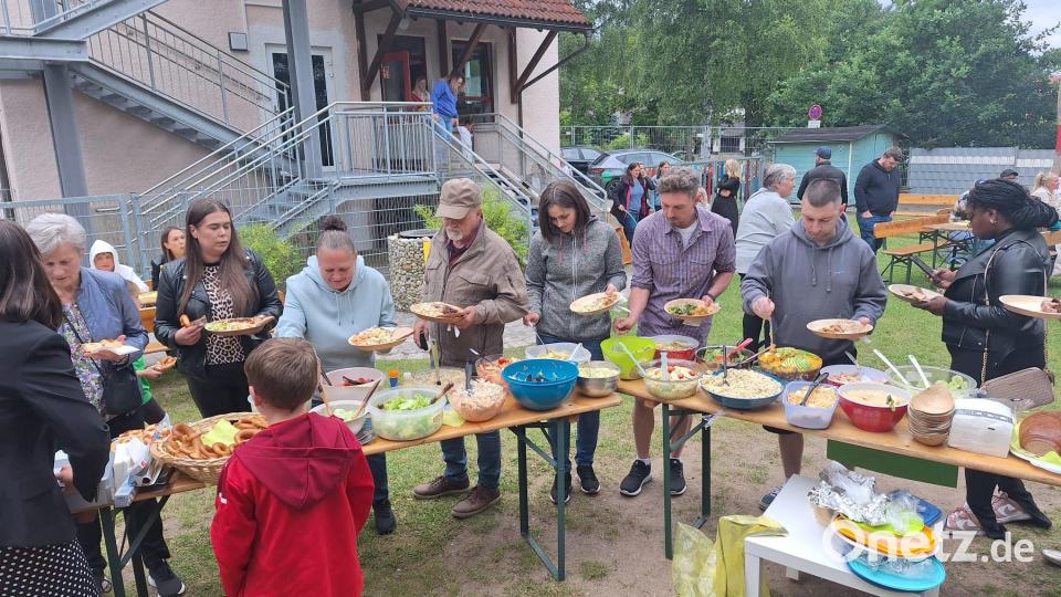 Ein absolut tolles Salatbuffet zauberten Eltern. Dazu schmeckte Brot Breze und knusprige Sau vom Spieß besonders gut Bild: myd